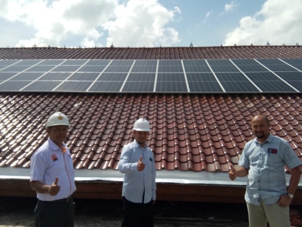 Panel sel surya yang terletak di rooftop Fakultas Teknik USK
