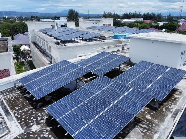 Panel sel surya yang terletak di rooftop FMIPA (Fakultas Matematika dan Ilmu Pengetahuan Alam) 